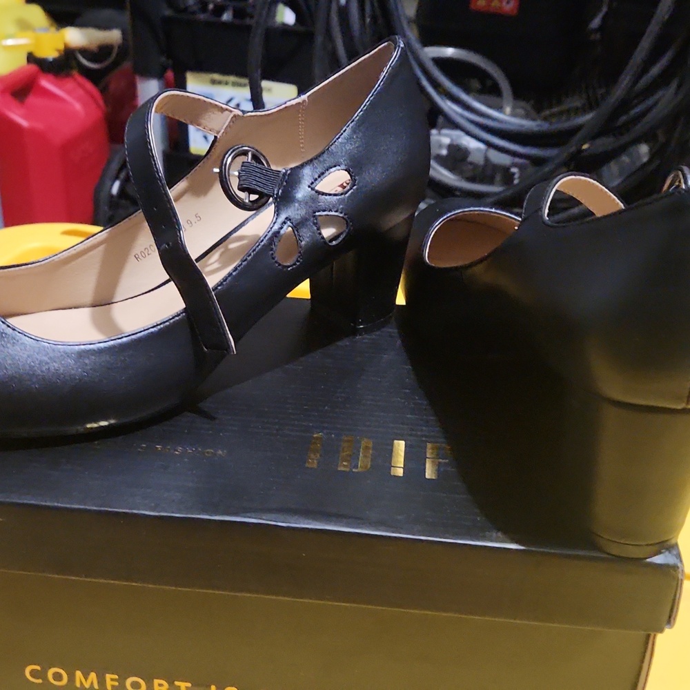 Shoes - Picture 2 of 6